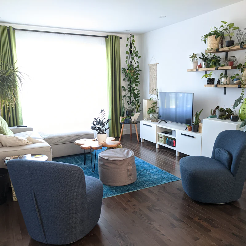 Salon familial lumineux rempli de plantes d'intérieur